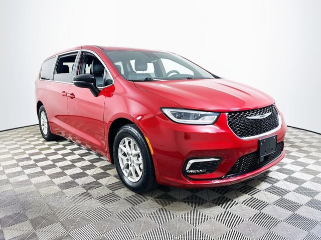 2025 Chrysler Pacifica Select's photo